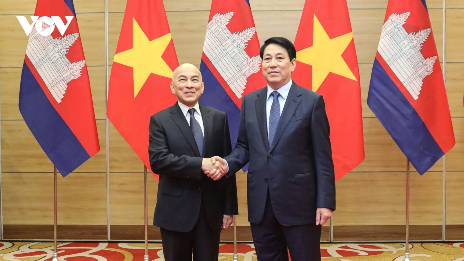 Chủ tịch nước Lương Cường chủ trì chiêu đãi trọng thể Quốc vương Campuchia