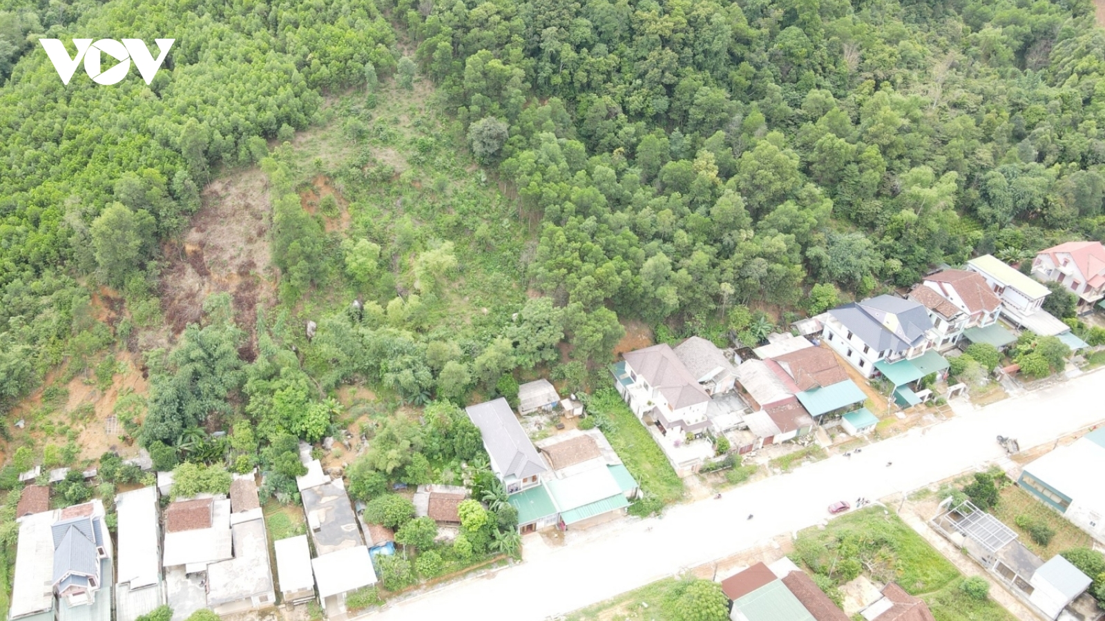 Quảng Bình di dời khẩn cấp 140 người do sạt lở đất