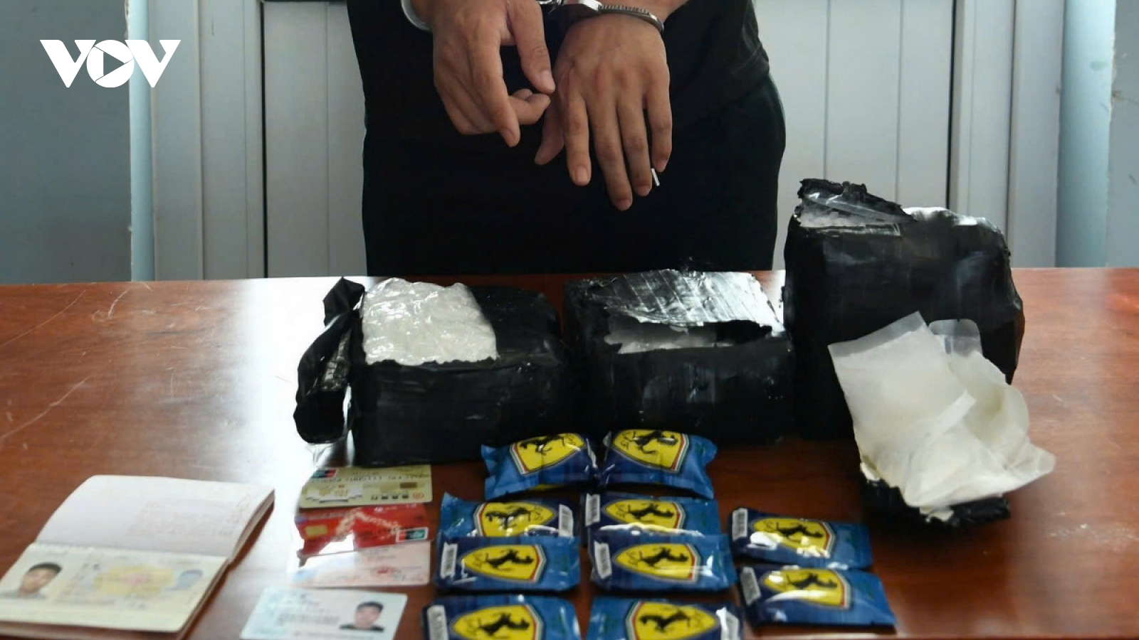 Bắt đối tượng người nước ngoài vận chuyển ma túy đá qua biên giới