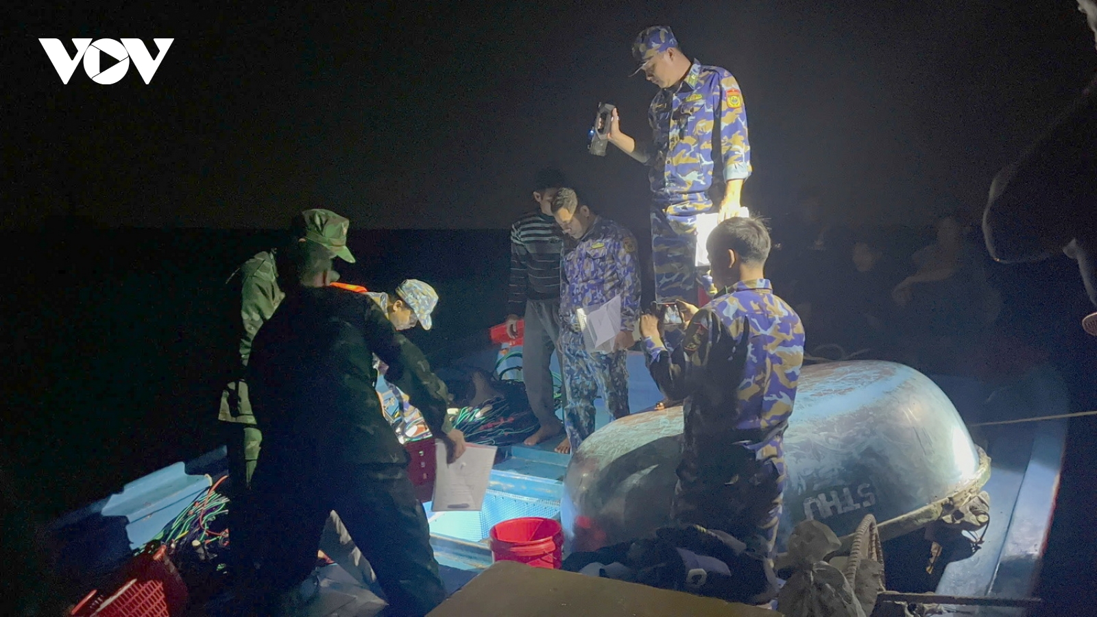 Bắt giữ tàu cá sử dụng xung điện đánh bắt thuỷ hải sản