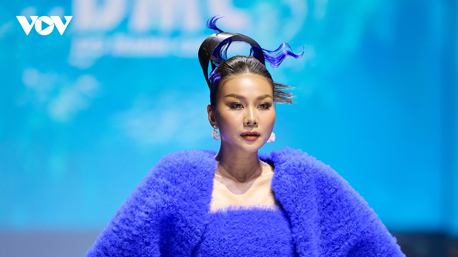 Siêu mẫu Thanh Hằng diện váy làm từ 200 mét vải diễn vedette