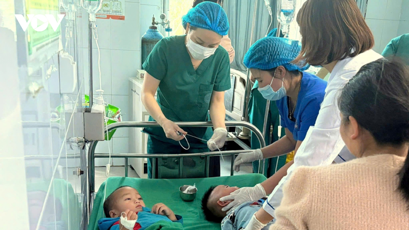 Hỗ trợ Lai Châu điều trị bệnh nhi nghi ngộ độc do ăn nhầm thuốc diệt chuột