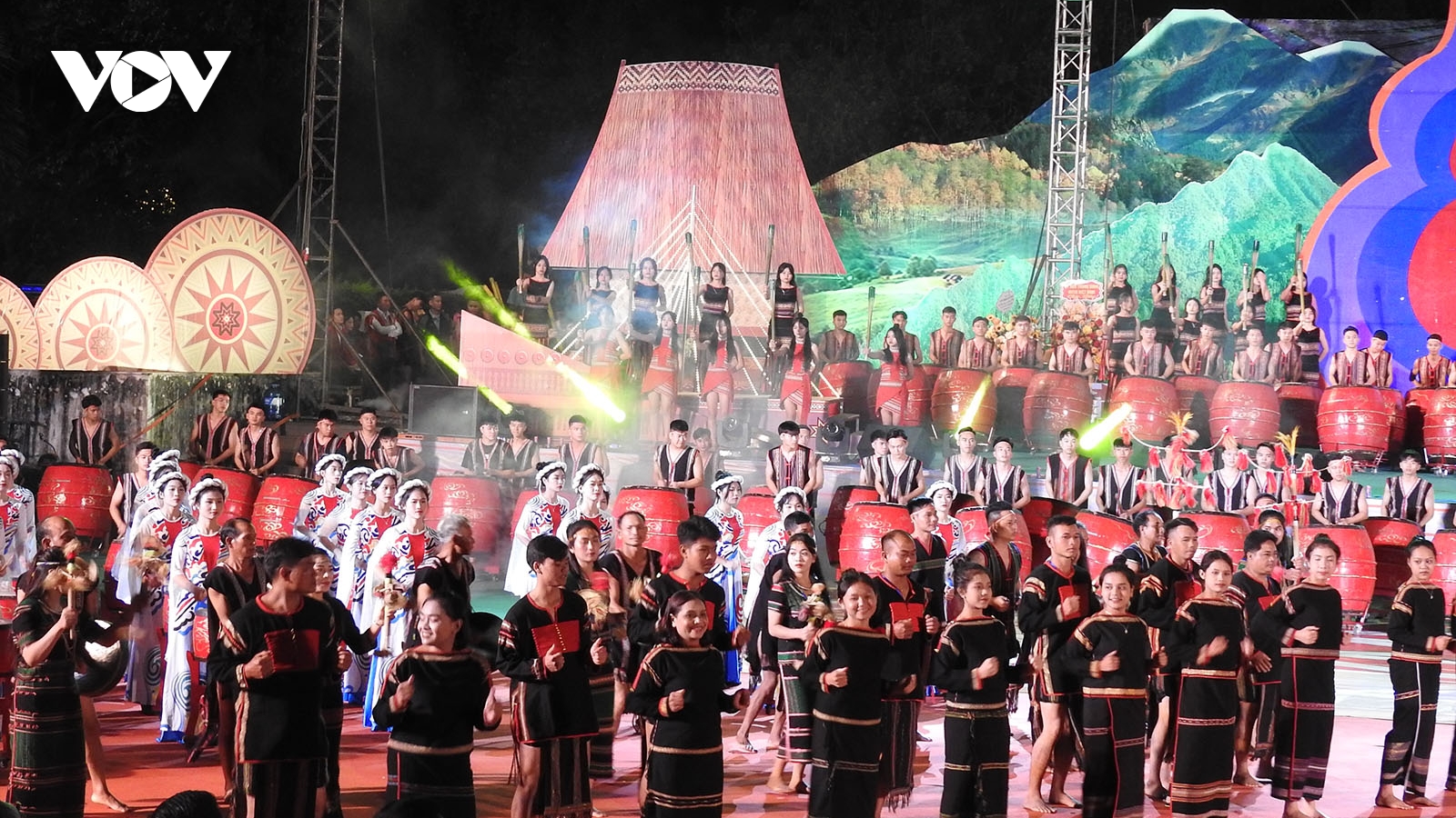 Kon Tum chào đón du khách đến Tuần Văn hóa du lịch và Liên hoan cồng chiêng, xoang