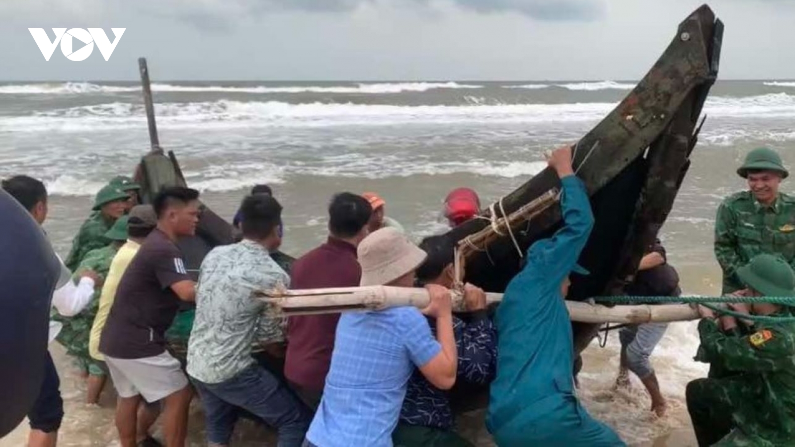 Quảng Trị: Kịp thời cứu sống 3 ngư dân đánh bắt cá bị sóng đánh chìm