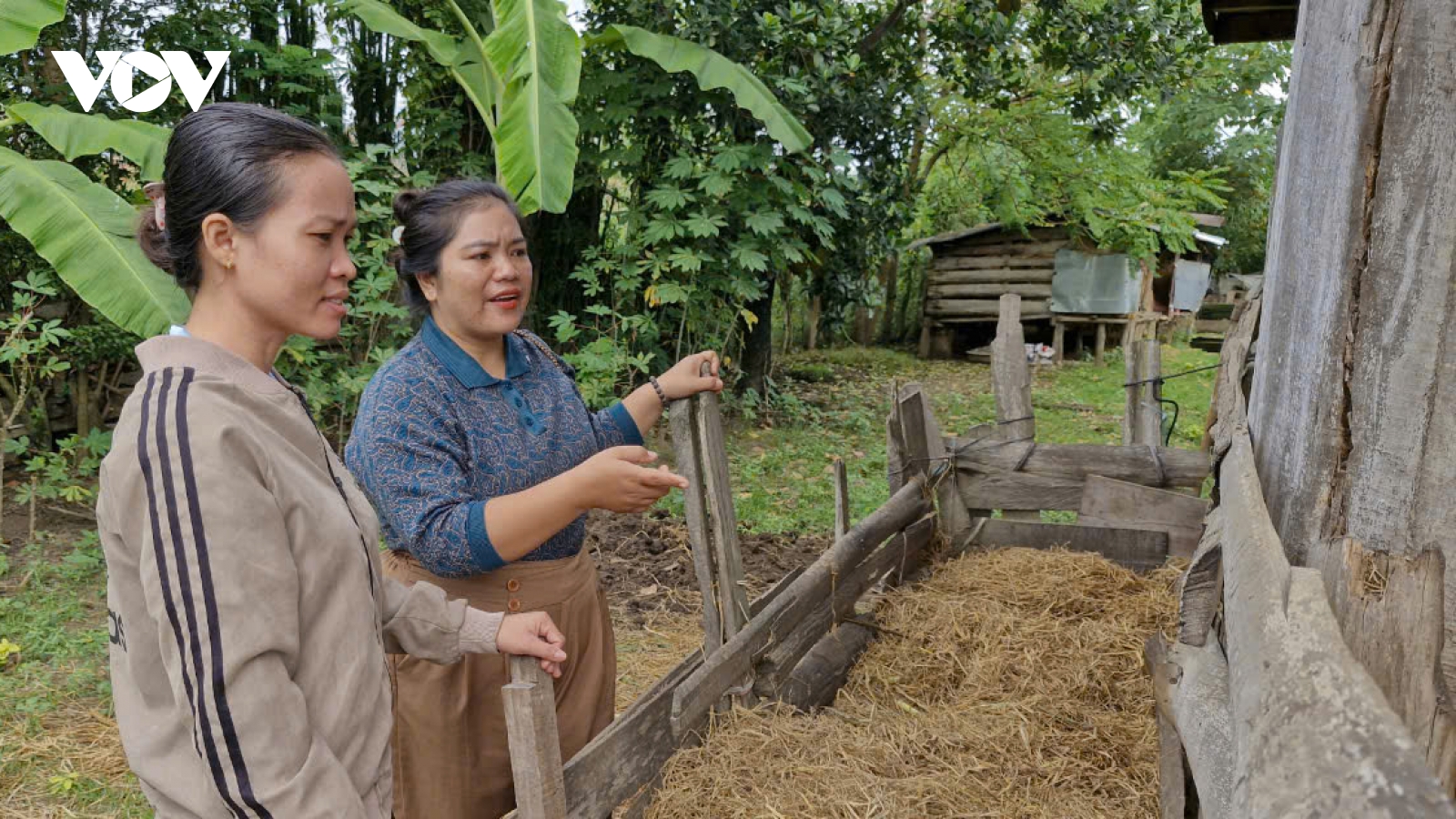 Cán bộ hội phụ nữ tận tâm với công tác giảm nghèo