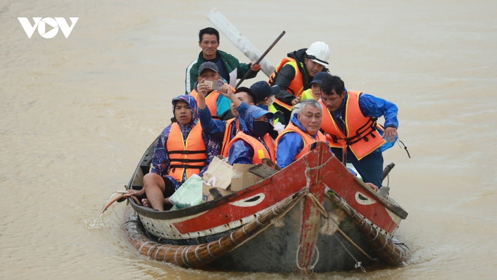 Tình người trong những ngày góp gạo thổi cơm chung, giúp nhau vượt qua lũ dữ