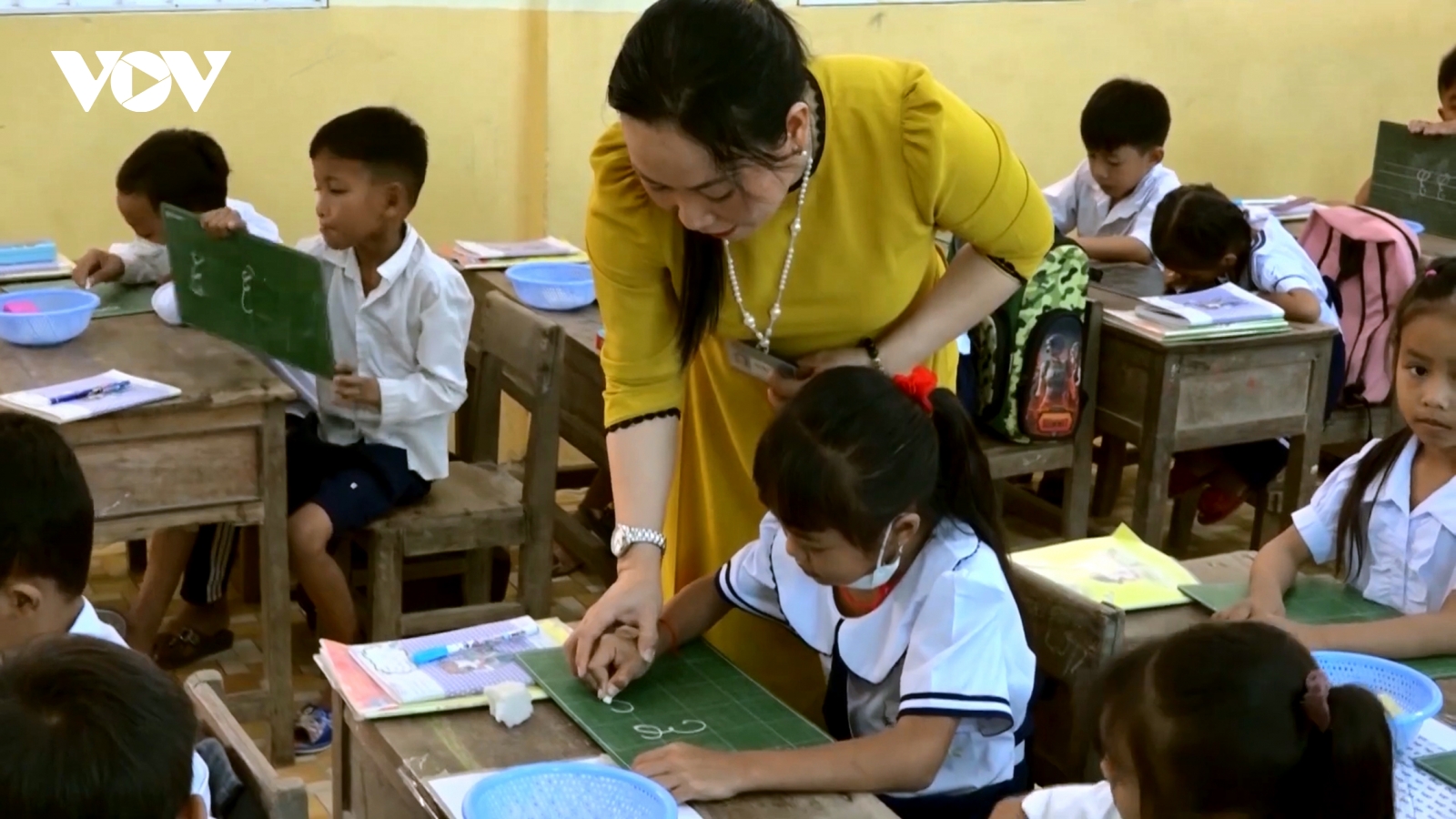 Cô giáo vùng quê tâm huyết, hết lòng vì học sinh con em dân tộc Khmer