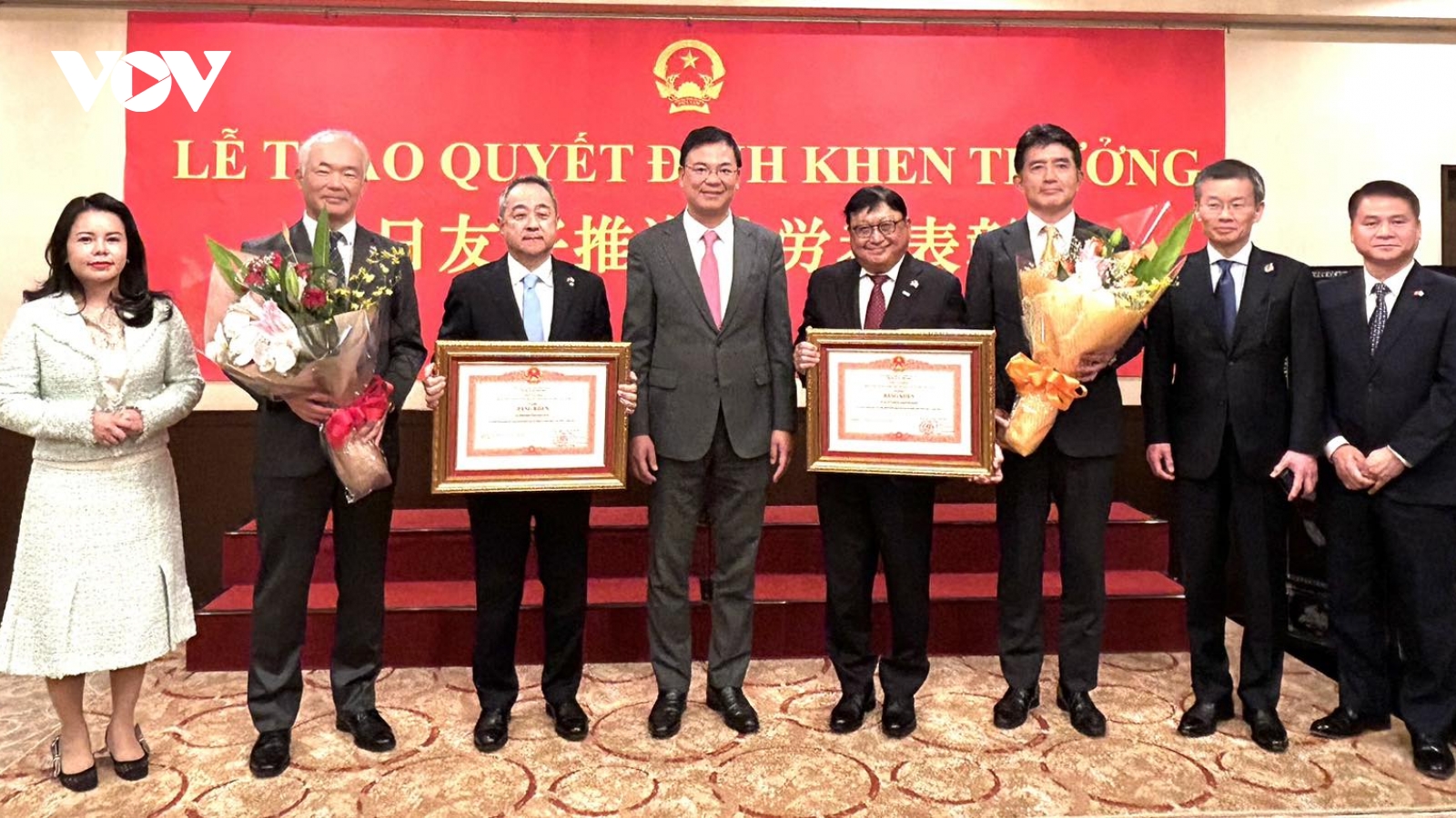 Trao bằng khen của Thủ tướng Chính phủ cho hai doanh nghiệp Nhật Bản tiêu biểu