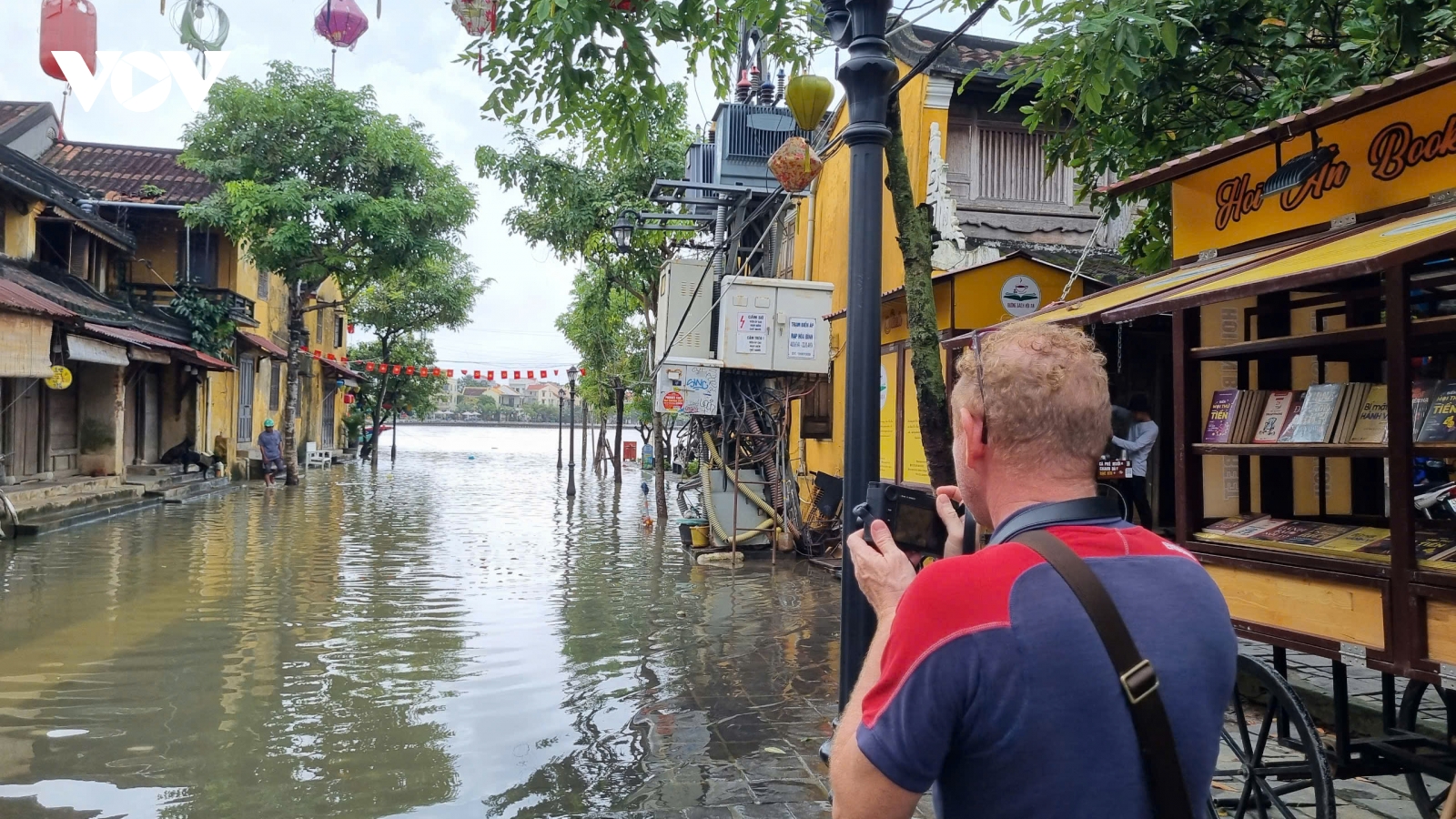 Thủy điện điều tiết xả lũ, một số tuyến đường tại phố cổ Hội An ngập nước
