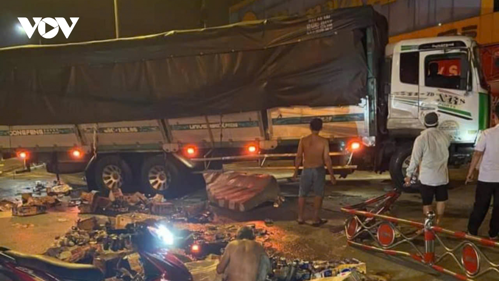 Ô tô tải chở nước giải khát tông dải phân cách trong đêm khuya