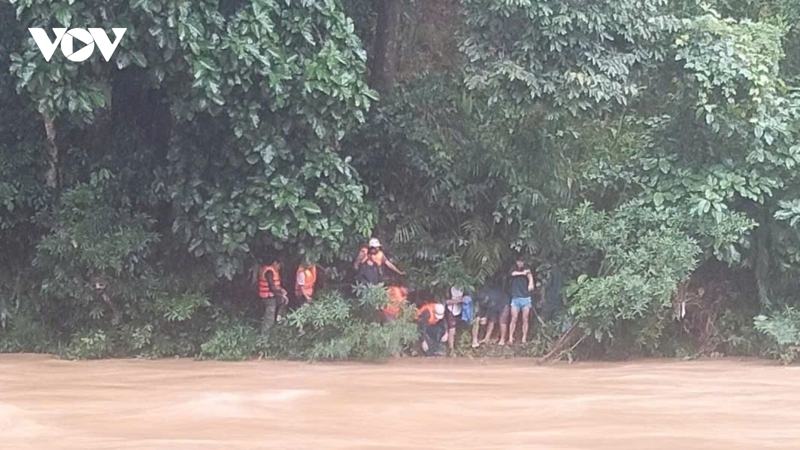 Cháu bé 2 tuổi mất tích, nghi rơi xuống suối ở Quảng Nam
