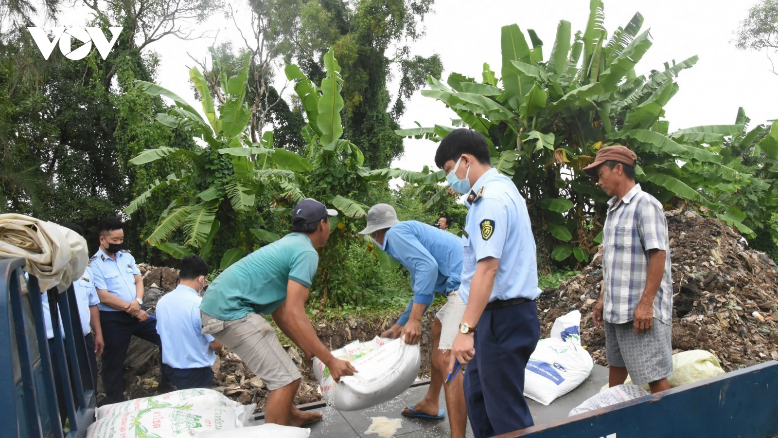 Tiêu hủy số lượng lớn hàng lậu, hàng giả tại Bạc Liêu