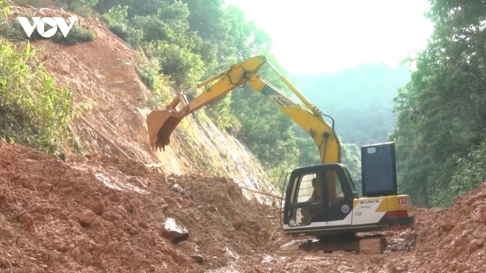 Quảng Bình khắc phục sạt lở sau lũ, sớm thông tuyến quốc lộ