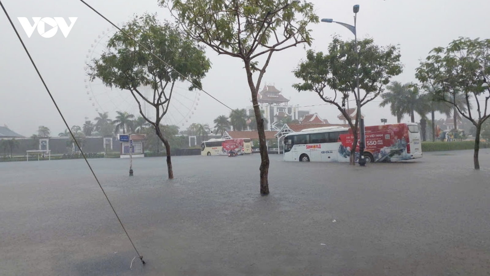 Đà Nẵng mưa to, khu dân cư ngập nặng, ô tô mắc kẹt dưới bùn đất