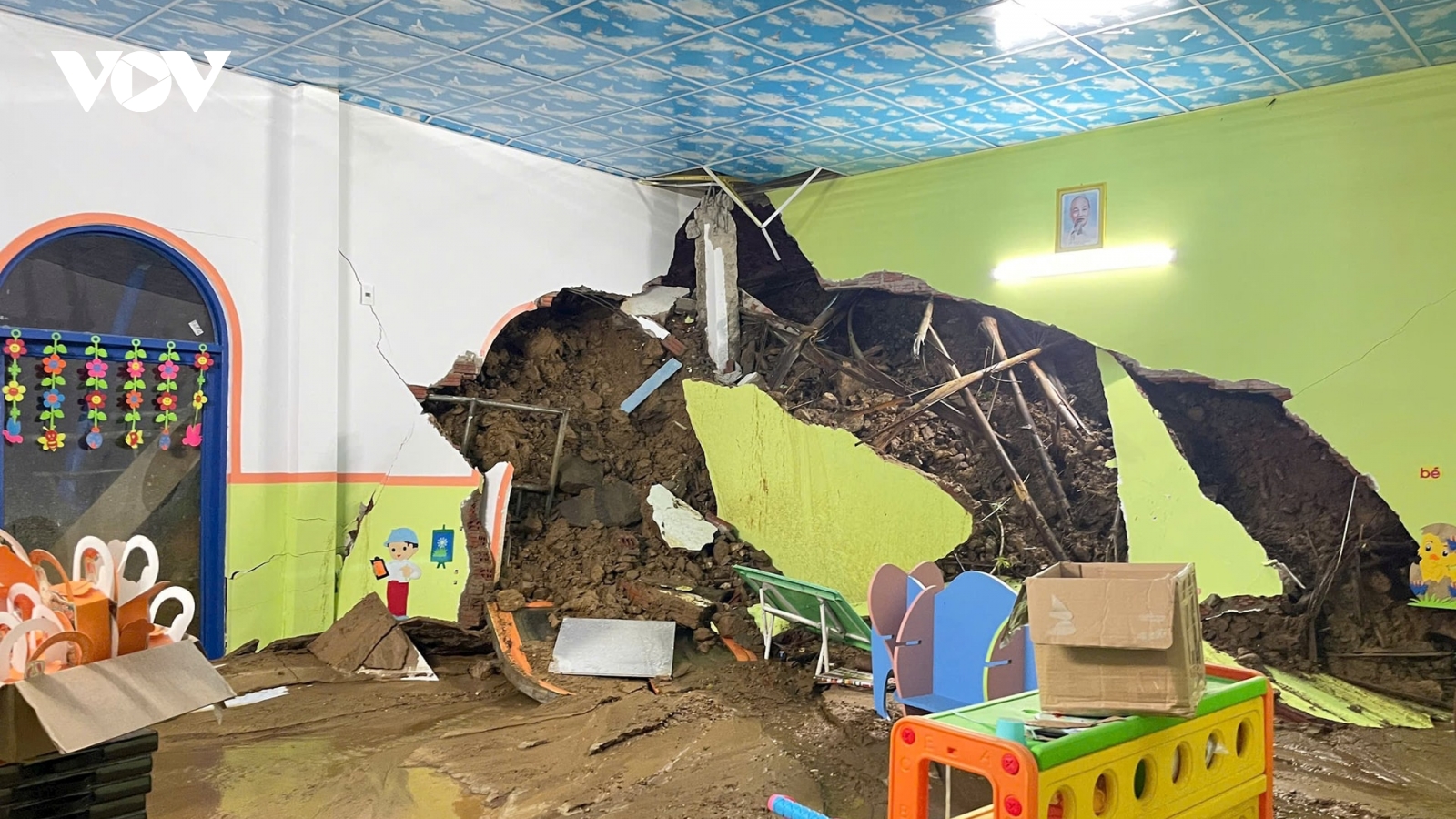 Trường học ở Nam Trà My (Quảng Nam) bị sập tường vì mưa lớn, sạt lở đồi