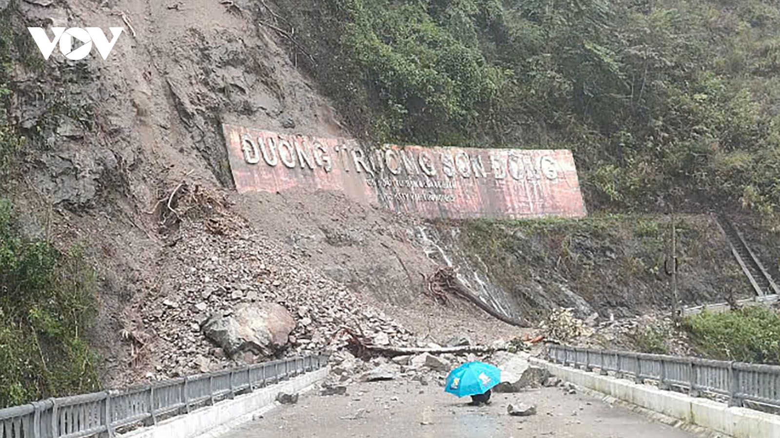 Sạt lở trên đường Trường Sơn Đông đoạn qua tỉnh Kon Tum gây ách tắc giao thông