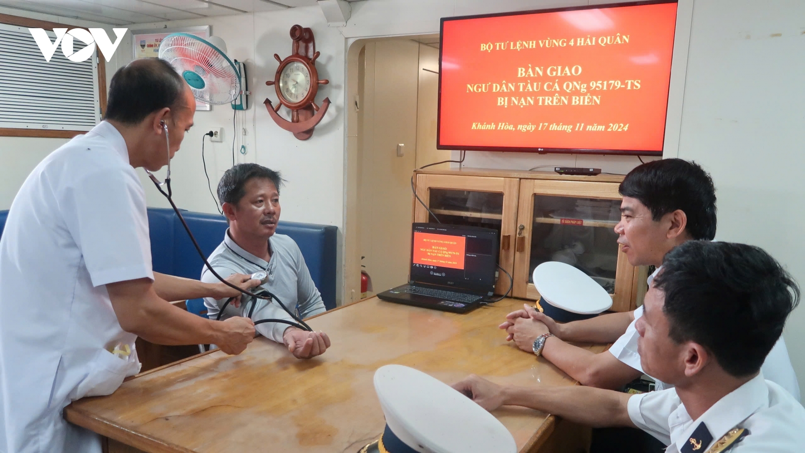 Ngư dân bị bỏng khí ga đã được đưa về đất liền an toàn