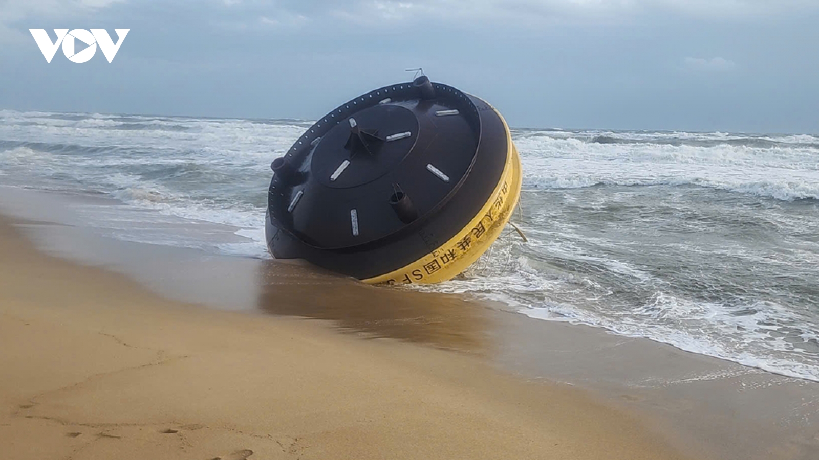 Lại phát hiện phao hàng trôi dạt vào bờ biển Quảng Ngãi