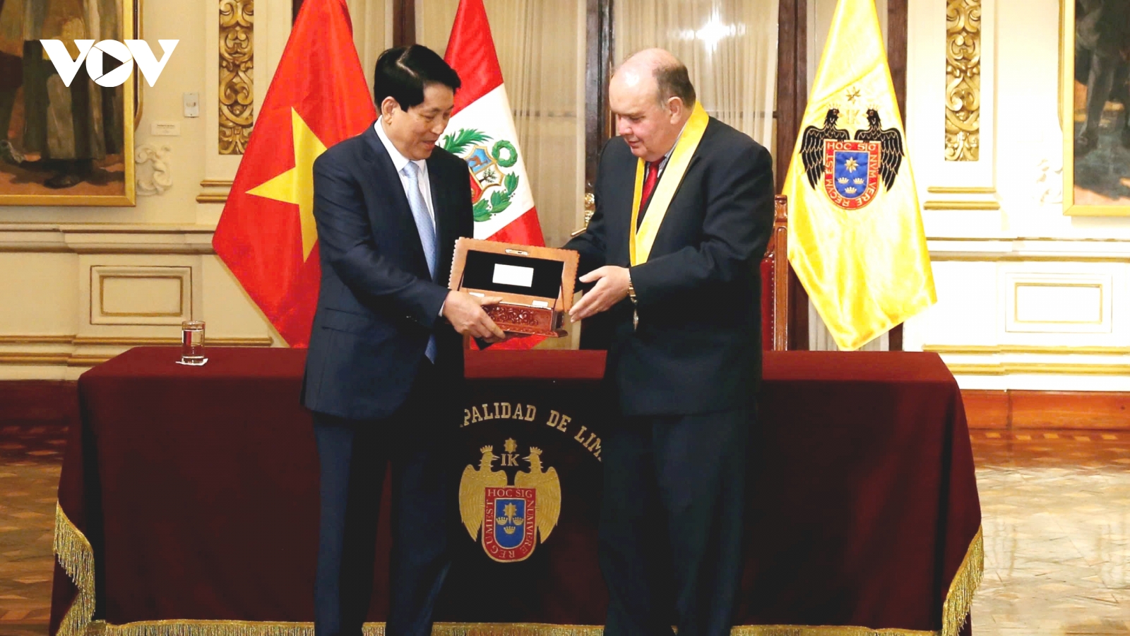 Chủ tịch nước Lương Cường hội kiến Thị trưởng Lima và nhận chìa khóa biểu tượng thành phố