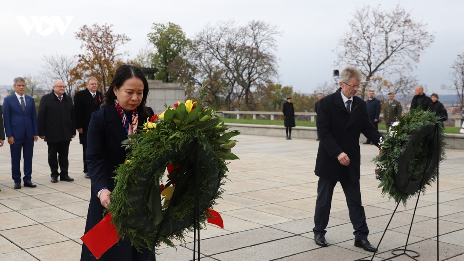 Phó Chủ tịch nước Võ Thị Ánh Xuân đặt vòng hoa tại Đài tưởng niệm Quốc gia ở Séc