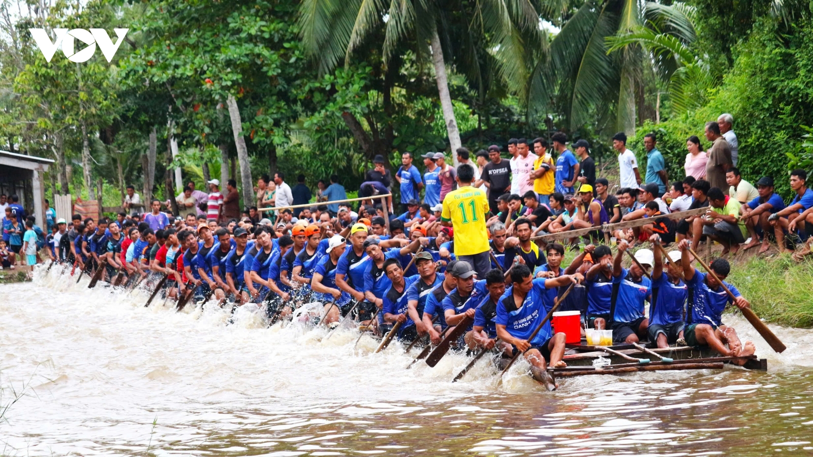 Rộn ràng phum sóc chuẩn bị cho hội đua ghe ngo của đồng bào Khmer