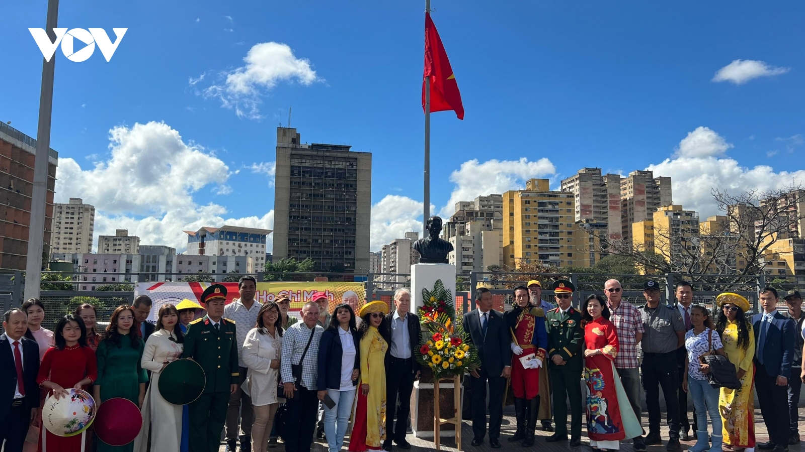 Dâng hoa tưởng nhớ Chủ tịch Hồ Chí Minh tại Venezuela