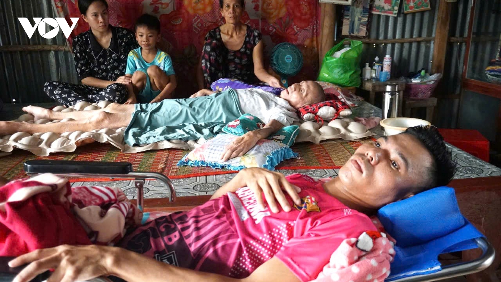 Hai trụ cột bị tai nạn liệt giường: Một gia đình rất cần giúp đỡ