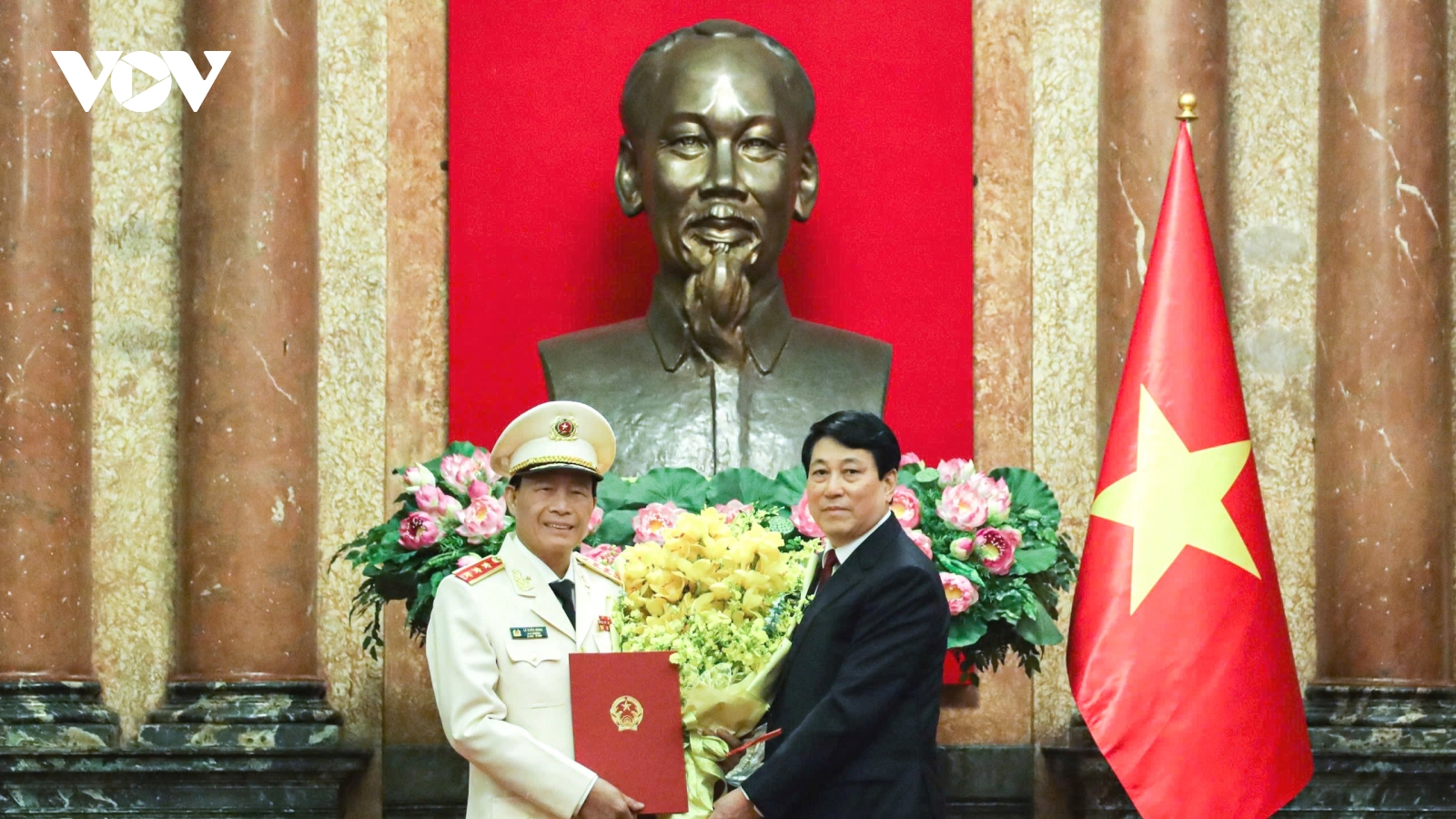 Chủ tịch nước trao quyết định thăng cấp bậc Thượng tướng với ông Lê Quốc Hùng