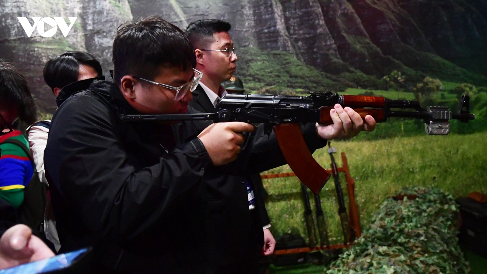 Giới trẻ nô nức thử tài bắn súng ở Triển lãm Quốc phòng 2024