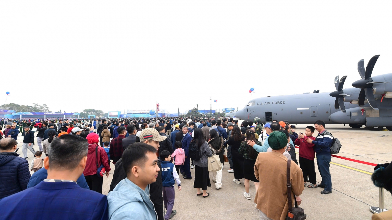 "Biển người" tới triển lãm quốc phòng chiêm ngưỡng vũ khí hiện đại