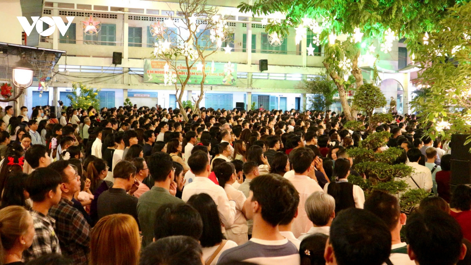 TP.HCM: Người dân đổ về các địa điểm vui chơi ở trung tâm thành phố