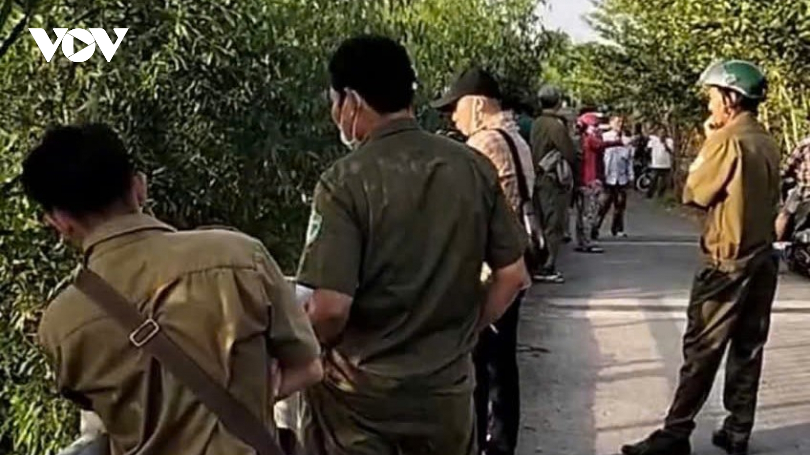 Nam thanh niên tử vong trong tư thế treo cổ vào lan can cầu ở Tiền Giang