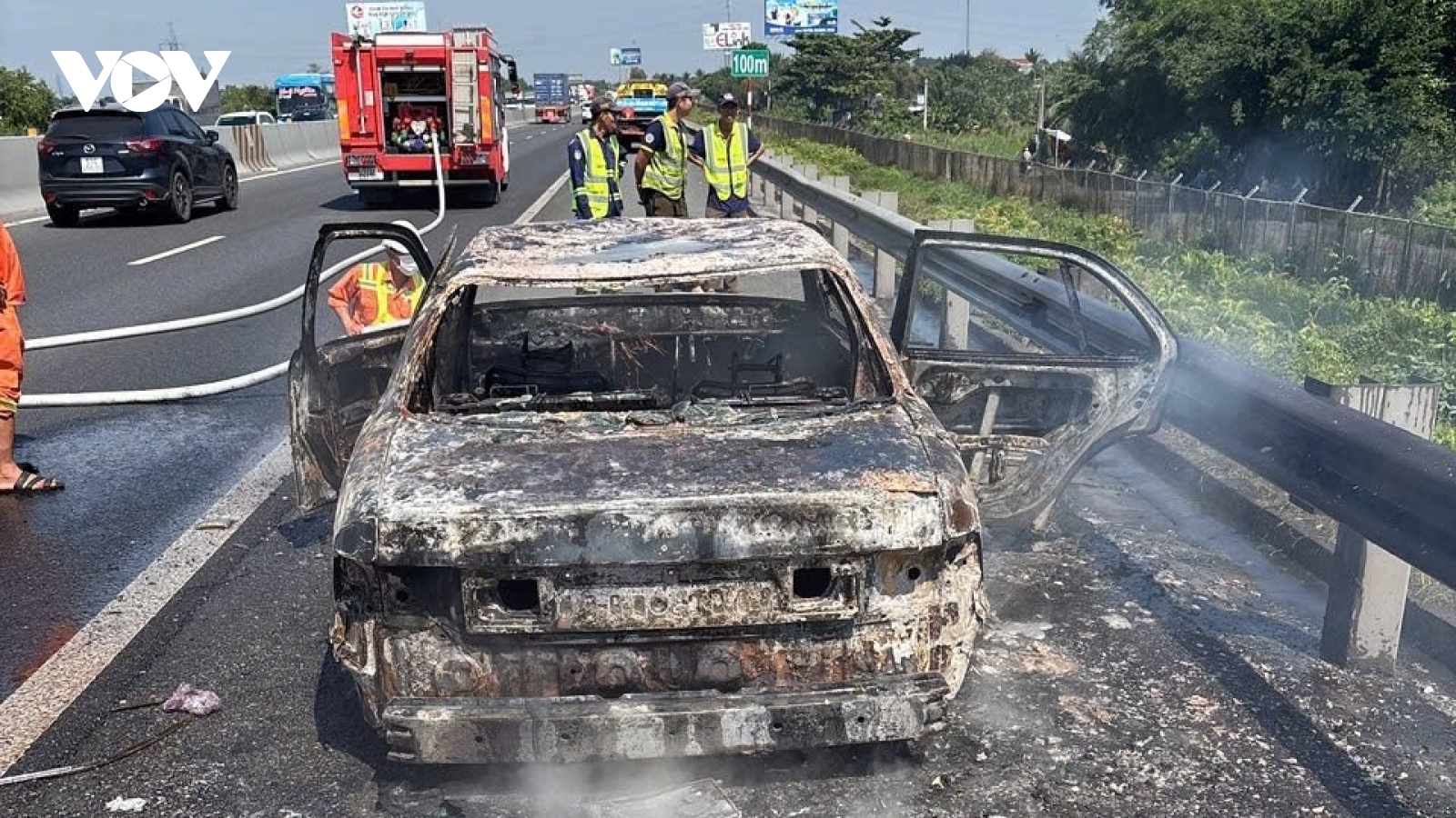 Ô tô cháy rụi trên đường cao tốc Trung Lương- TP.HCM