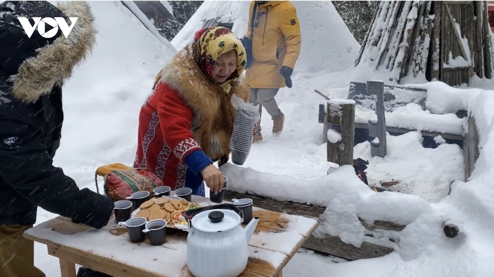 Uống trà giữa trời tuyết trắng ở Bảo tàng Dân tộc học ngoài trời "Torum Maa" vùng Yugra