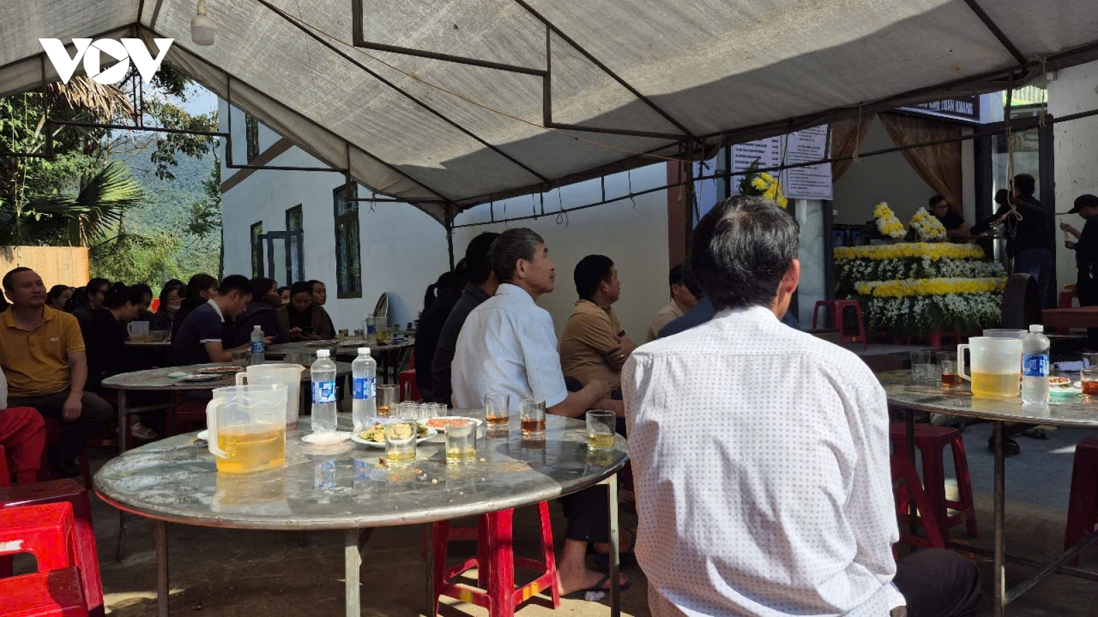 Va chạm với ô tô đỗ bên đường, 2 bố con đi xe máy tử vong