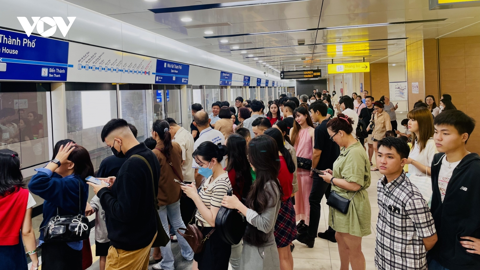 Hai ngày cuối tuần, khách đi metro 1 chiếm hơn 40% tổng lượng khách