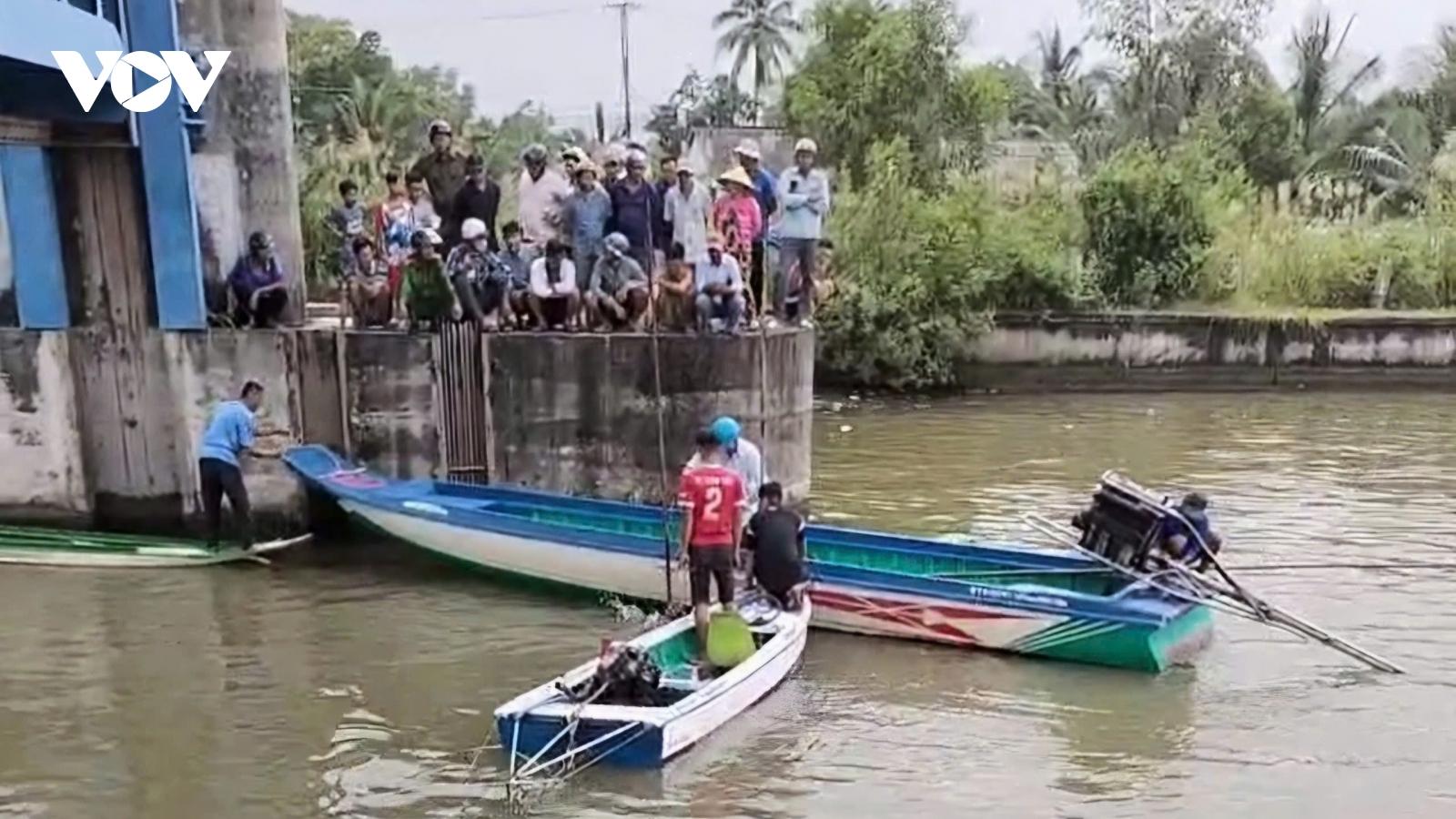 Cà Mau: Thanh niên đâm vỏ lãi vào trụ biển báo tử vong