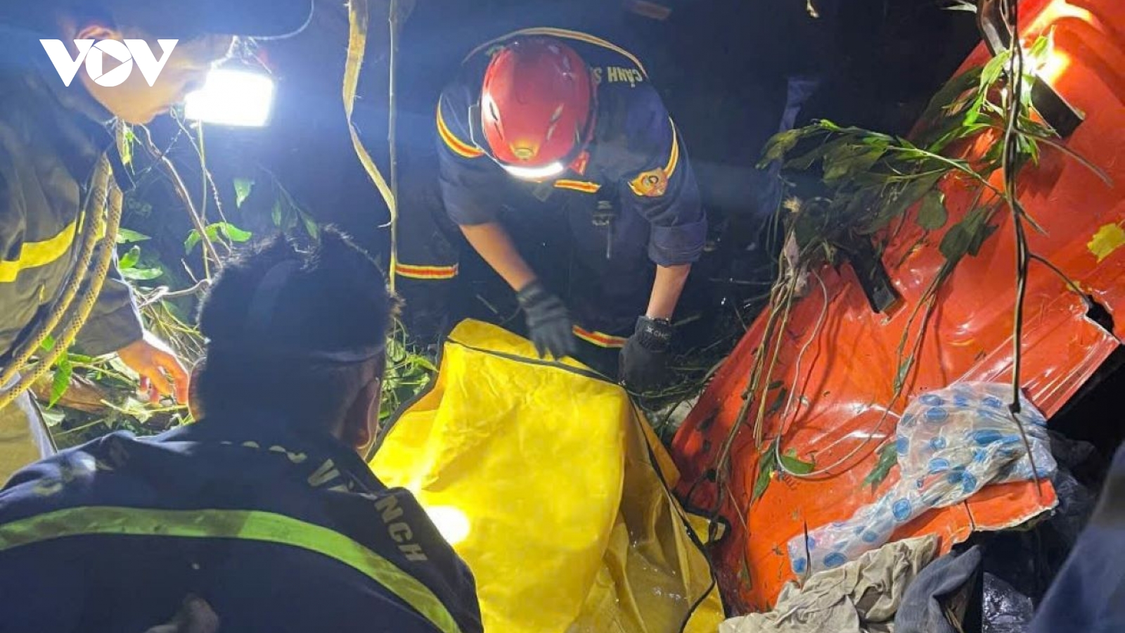 Xe đầu kéo chở gỗ rơi xuống vực đèo A Co (Thừa Thiên Huế), 1 người tử vong