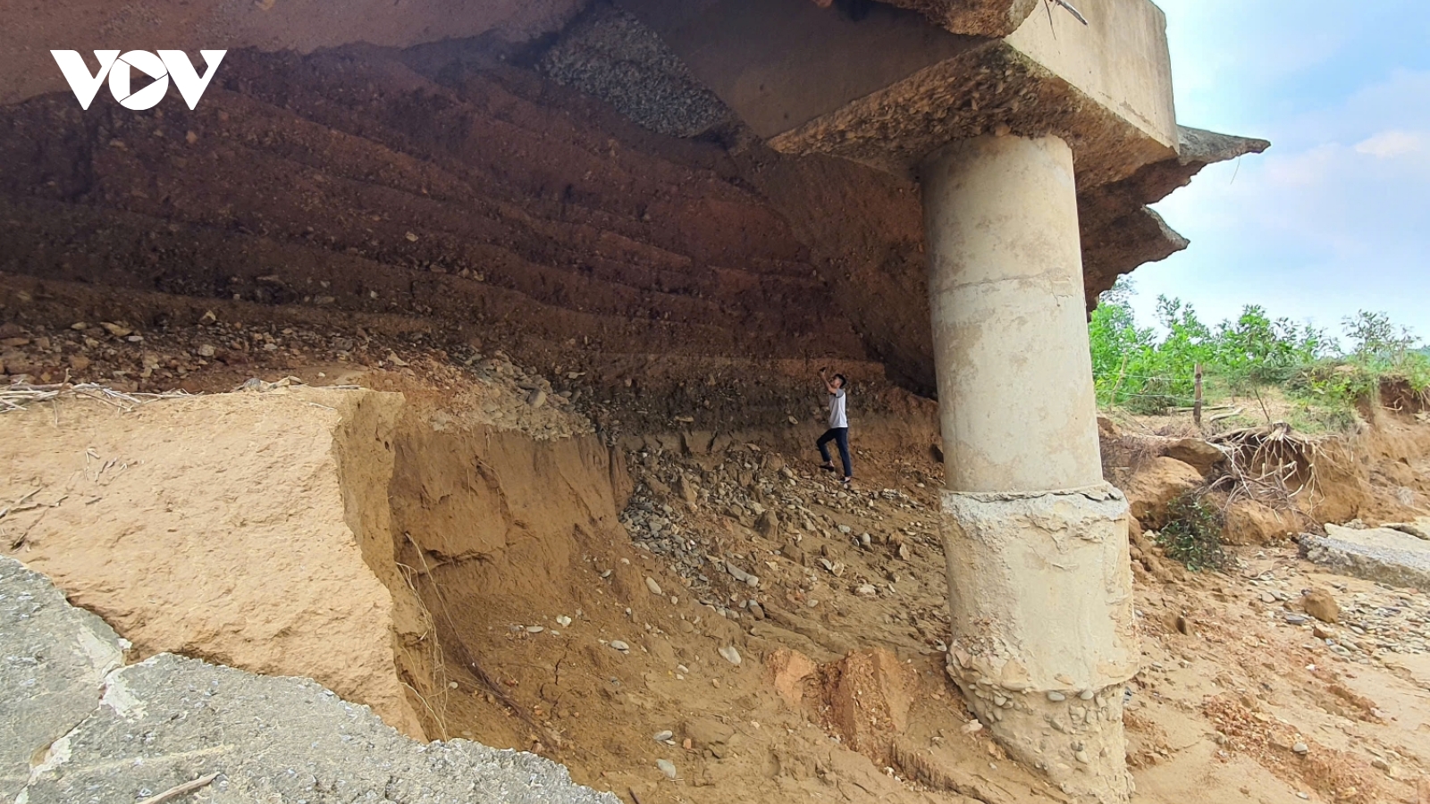 Mố cầu hở toác sau mưa lũ, Quảng Bình công bố tình huống khẩn cấp về thiên tai