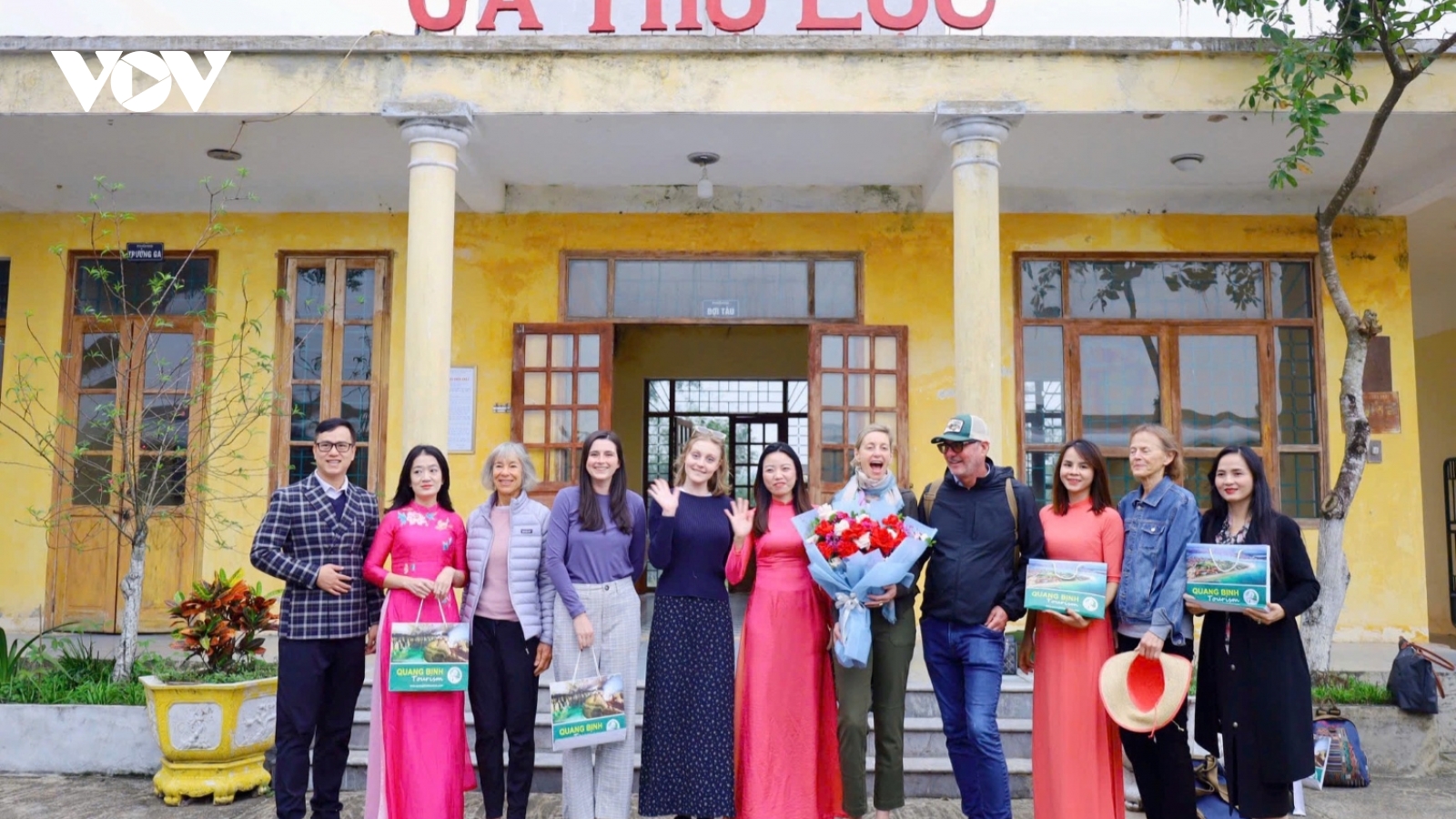 Khách trên tàu hỏa du lịch 5 sao Sjourney dừng ở Quảng Bình tham quan và ăn tối ngoài trời