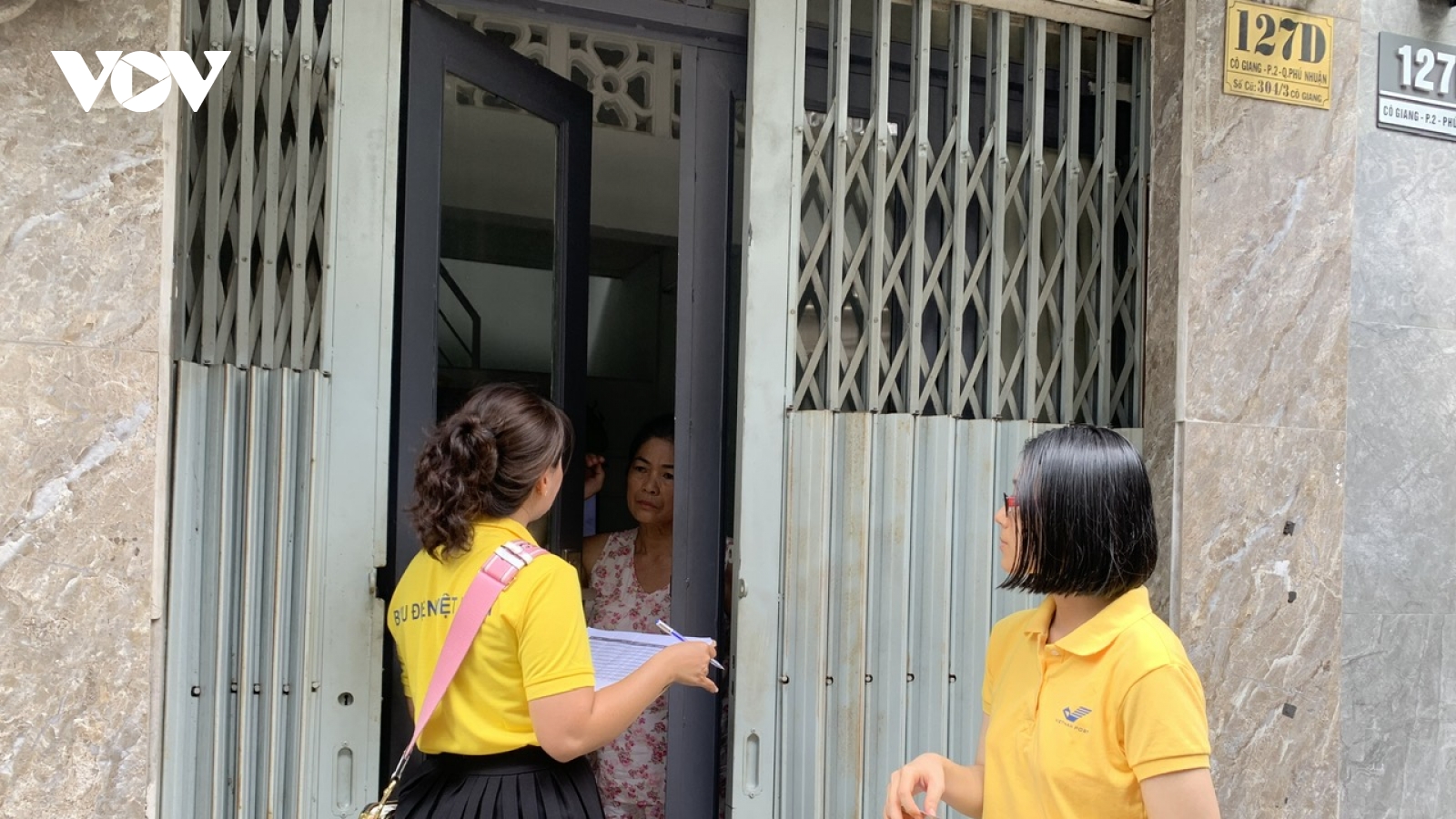 Sử dụng biên lai điện tử sau khi thu tiền đóng BHXH tự nguyện, BHYT hộ gia đình