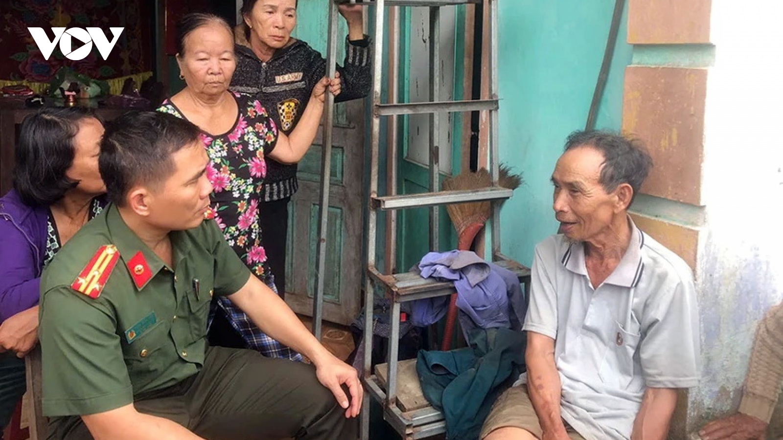 Tìm thấy cụ ông 74 tuổi đi lạc trong rừng suốt 17 giờ ở Quảng Nam