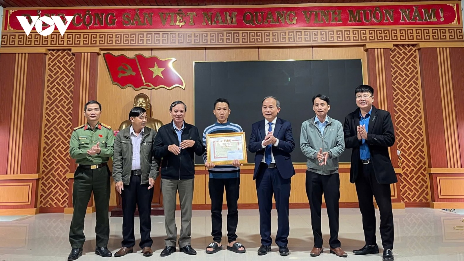 Khen thưởng người đàn ông lao mình xuống dòng nước lũ cứu 3 học sinh