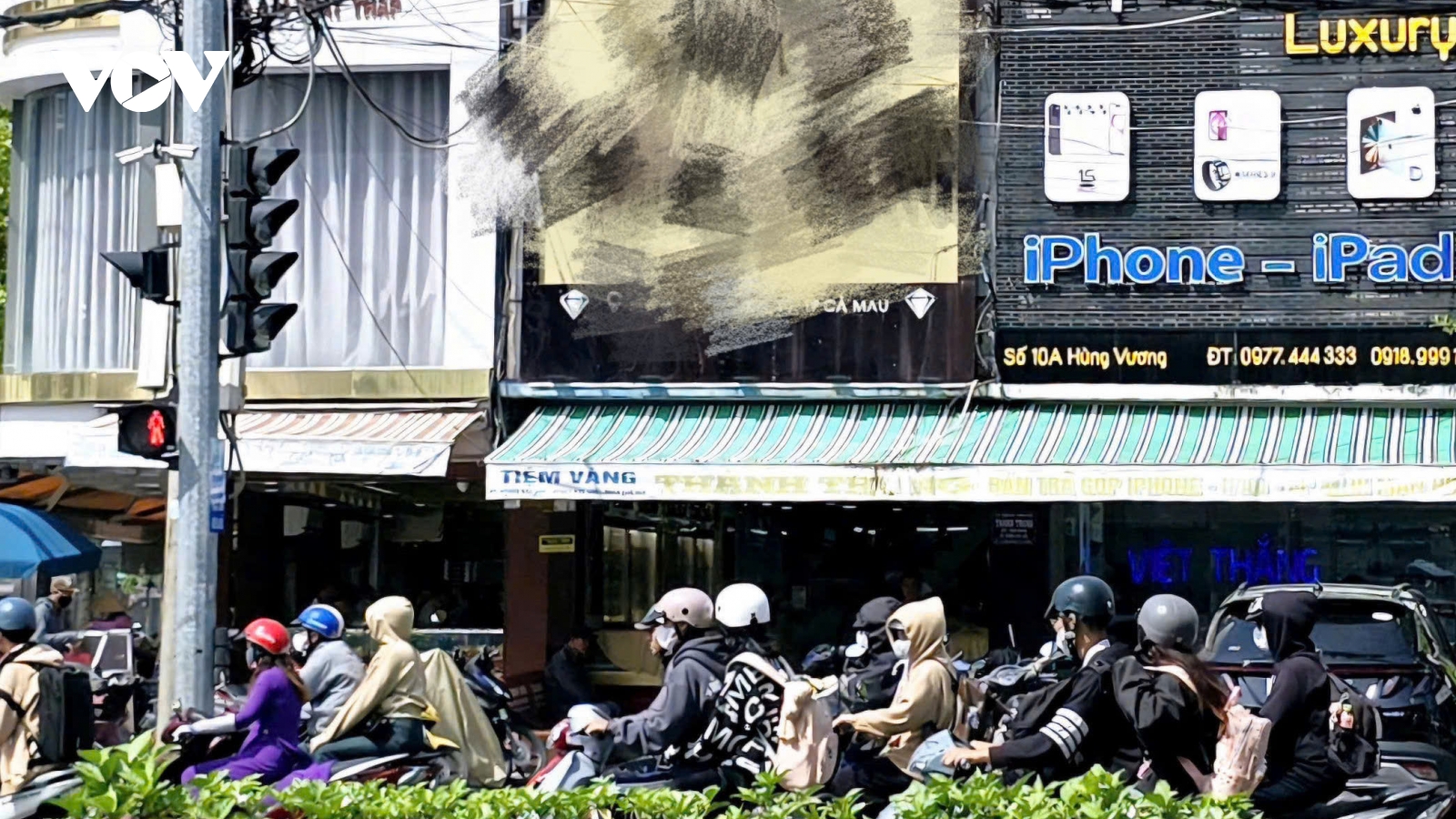 Bộ Công an kiểm tra một tiệm vàng ở Cà Mau