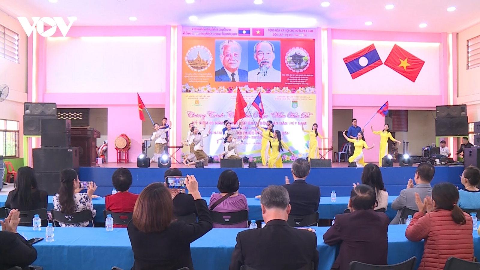 Lào tổ chức biểu diễn nghệ thuật chào mừng 80 năm ngày thành lập QĐND Việt Nam