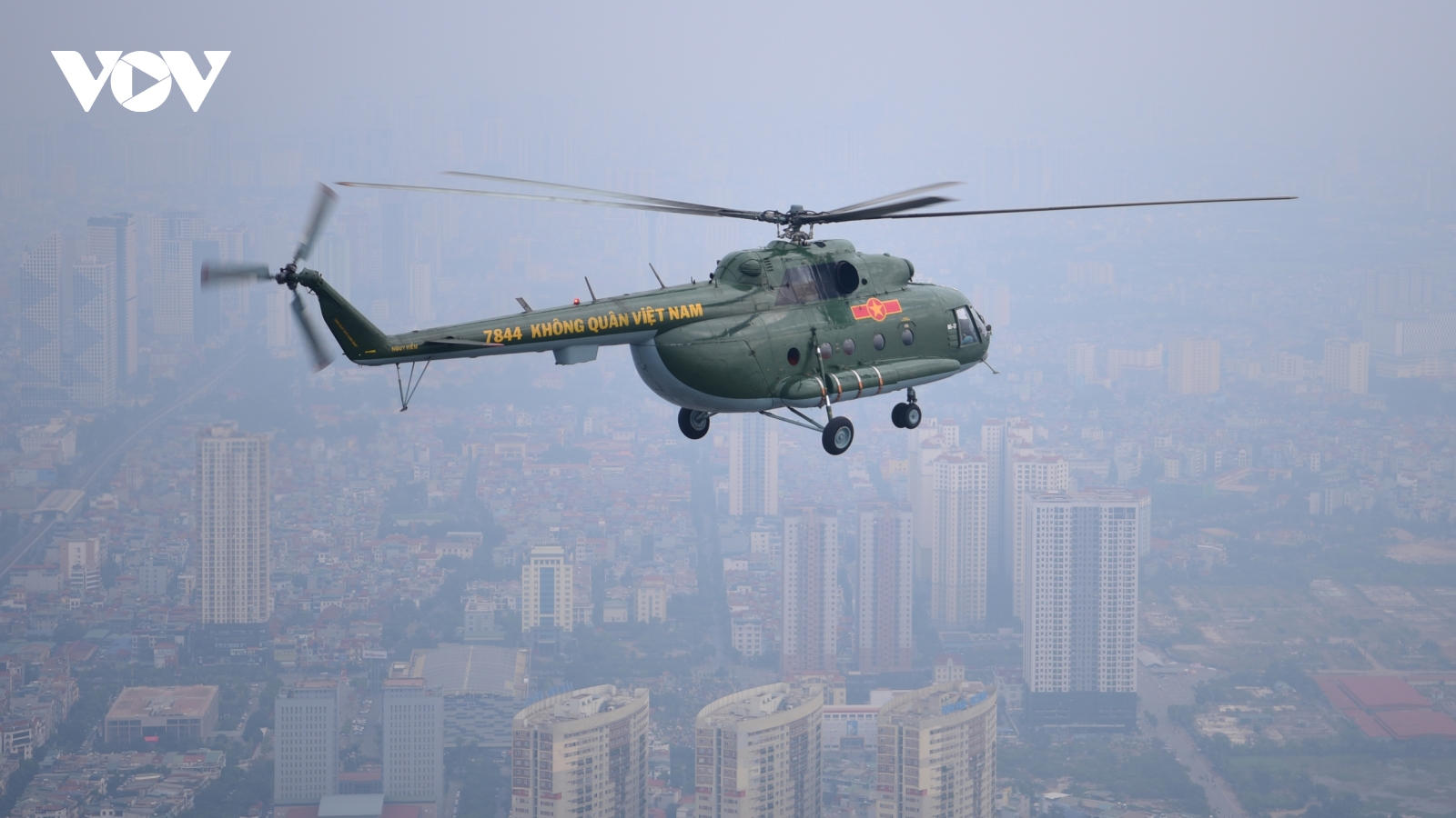 Trực thăng tập luyện trên bầu trời Hà Nội: Giả định tình huống thời tiết xấu