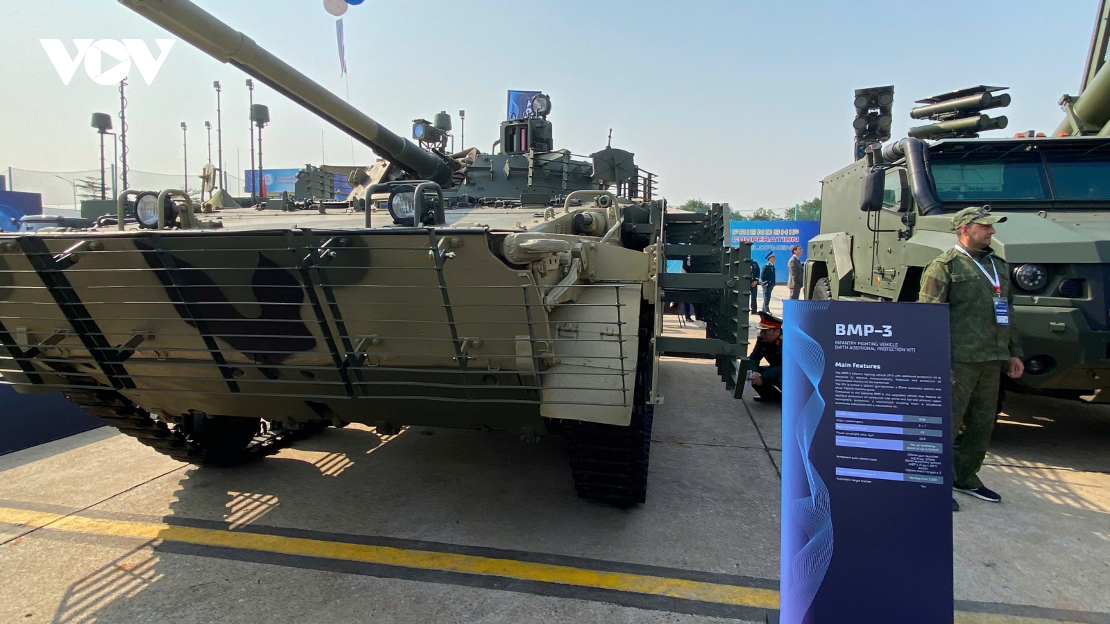 Nhiều loại vũ khí, khí tài hiện đại, lần đầu tiên được trưng bày tại Việt Nam
