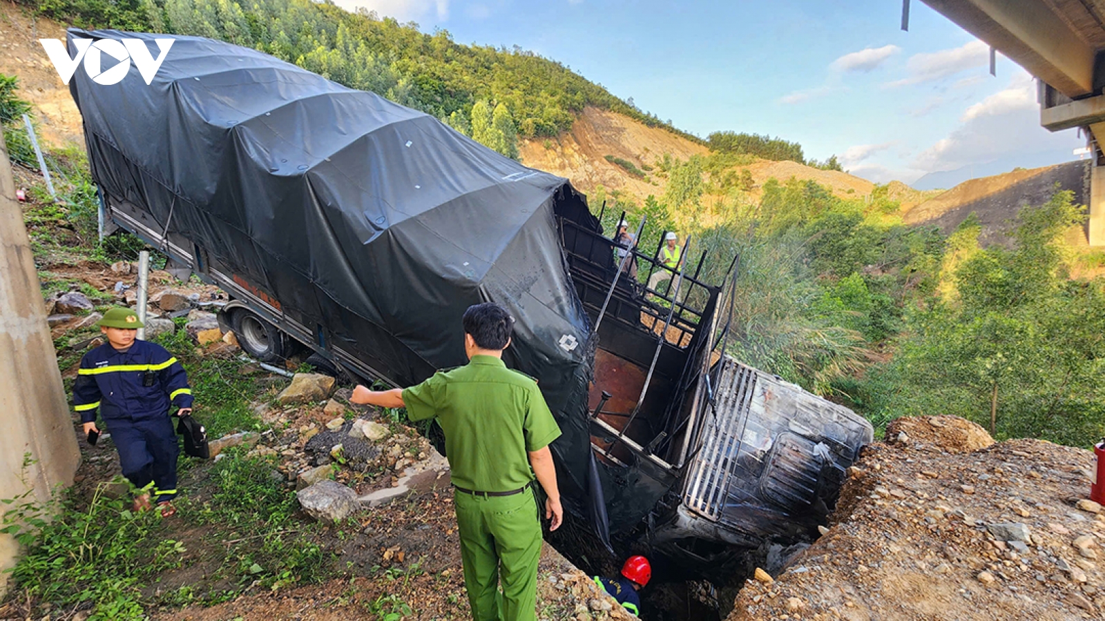 Xe tải ô tô tải tai nạn lao xuống chân cầu trên cao tốc La Sơn- Túy Loan