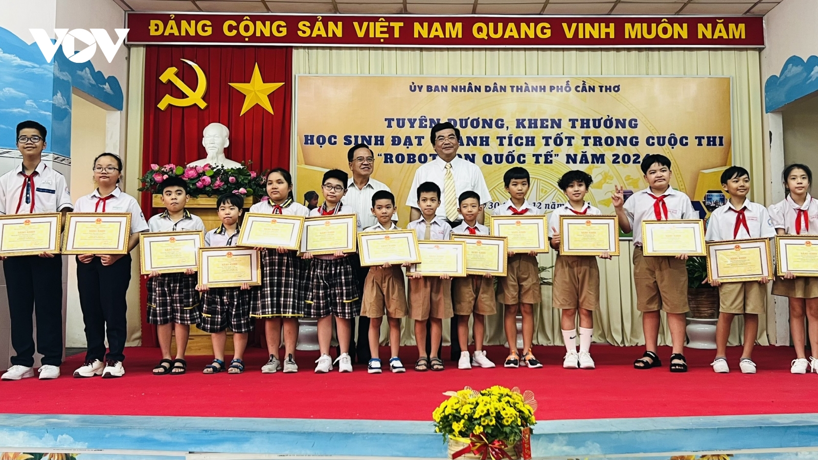 Khen thưởng học sinh đạt thành tích xuất sắc trong Cuộc thi Robothon quốc tế 2024