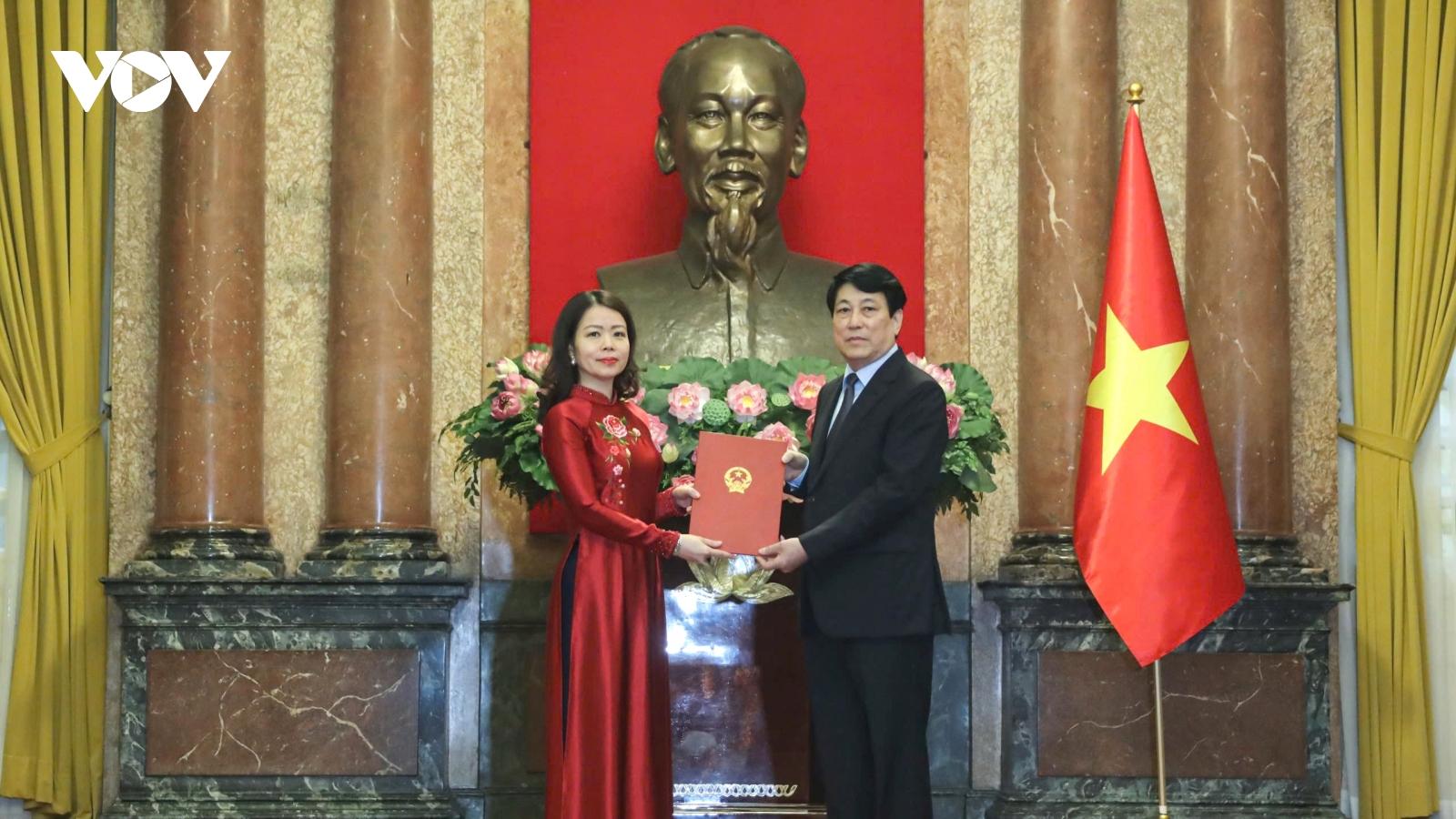 Chủ tịch nước phong hàm Đại sứ cho 5 cán bộ ngành ngoại giao